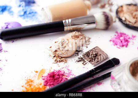 Make-up prodotti campione di colore isolato su bianco Foto Stock