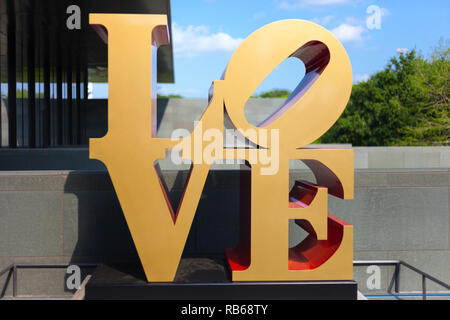 SAN ANTONIO, TX - Aprile 3, 2018 - Robert Indiana la famosa scultura di amore a McNay Art Museum, il primo museo di arte moderna negli Stati Uniti Stato del Texas Foto Stock