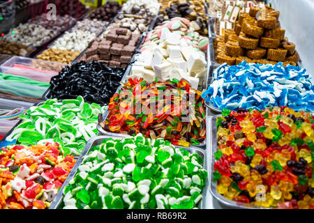 Gelatina colorata gum e altre caramelle nel negozio ad una fiera Foto Stock