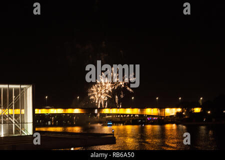 Fuochi d'artificio oltre il ponte sul cielo notturno. Foto Stock