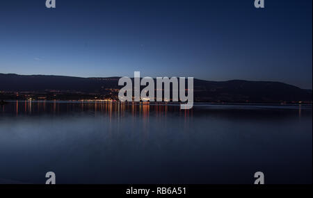 Vista notturna del nipote sul lago Neuchâtel da Yverdon-les-Bains Foto Stock