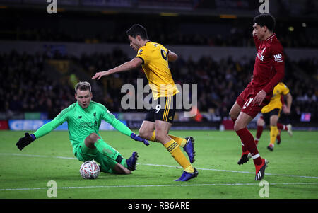 Wolverhampton Wanderers' Raul Jimenez tenta di round Liverpool goalkeeper Simon Mignolet durante la Emirates FA Cup, terzo round corrispondono a Molineux, Wolverhampton. Foto Stock