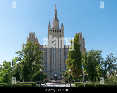 Vista del grattacielo di Stalin grattacielo famoso sulla Piazza Kudrinskaya, Mosca, Russia Foto Stock