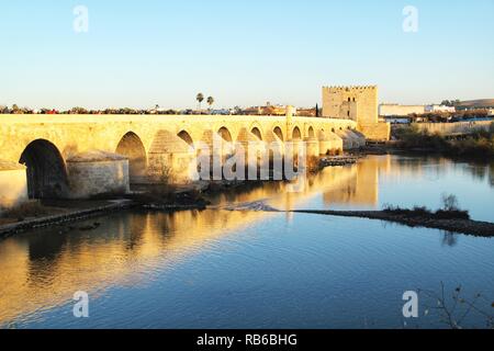 Bellissimo ed antico ponte romano sul fiume Guadalquivir al tramonto in cordoba , Spagna Foto Stock