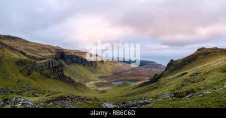 Robusto paesaggio vulcanico intorno Quiraing, Isola di Skye in Scozia Foto Stock