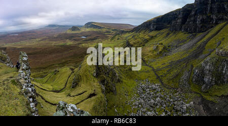 Robusto paesaggio vulcanico intorno Quiraing, Isola di Skye in Scozia Foto Stock