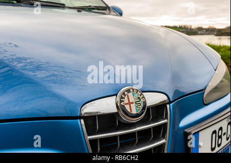 Alfa Romeo badge sulla parte anteriore di un blu 1.6 16v 147. Foto Stock
