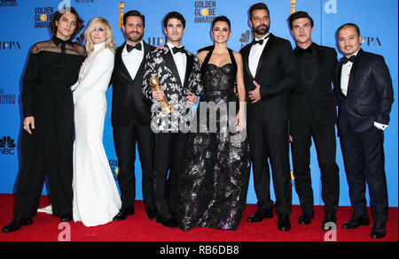 Beverly Hills, Stati Uniti. 06 gen 2019. BEVERLY HILLS, Los Angeles, CA, Stati Uniti d'America - 06 gennaio: Cody Fern, Judith Luce, Edgar Ramirez, Darren Criss, Penelope Cruz, Ricky Martin, Finn Wittrock e Jon Jon Briones pongono nella sala stampa della 76th Annuale di Golden Globe Awards tenutosi presso il Beverly Hilton Hotel il 6 gennaio 2019 in Beverly Hills Los Angeles, California, Stati Uniti. (Xavier COLLIN/Image Press Agency) Credito: Image Press Agency/Alamy Live News Foto Stock