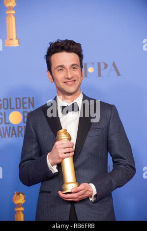 Beverly Hills, Stati Uniti d'America. 06 gen 2019. Dopo aver vinto la categoria Miglior partitura originale - Motion Picture per 'Primo Uomo", Justin Hurwitz pone con il premio backstage in sala stampa al 76th Annuale di Golden Globe Awards presso il Beverly Hilton di Beverly Hills, CA domenica 6 gennaio 2019. Credito: PictureLux/Hollywood Archive/Alamy Live News Foto Stock