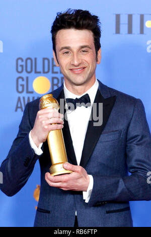 Beverly Hills, Stati Uniti d'America. 06 gen 2019. Miglior punteggio originale Motion Picture per 'Primo uomo' vincitore Justin Hurwitz pone con premio nella sala stampa della 76th Annuale di Golden Globe Awards tenutosi presso il Beverly Hilton Hotel il 6 gennaio 2019. Credito: Geisler-Fotopress GmbH/Alamy Live News Foto Stock