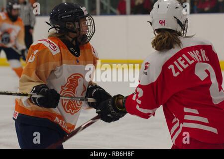 Dumfries Scozia, 7 gennaio 2019. Milly Meerkerk di Paesi Bassi e Julia Zielinska di Polonia giocando nel2019 Hockey su ghiaccio U18 Donne del Campionato del Mondo, Divisione 1, gruppo B a Dumfries ciotola di ghiaccio. Credito: Colin Edwards/Alamy Live News. Foto Stock