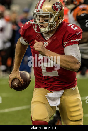 Santa Clara, California, USA. Xx Dec, 2015. San Francisco 49ers quarterback Blaine Gabbert (2) viene eseguito al di fuori della tasca di Domenica, 20 dicembre 2015, a Levis Stadium di Santa Clara, California. Il Bengal sconfitto il 49ers 24-14. Credito: Al di Golub/ZUMA filo/Alamy Live News Foto Stock