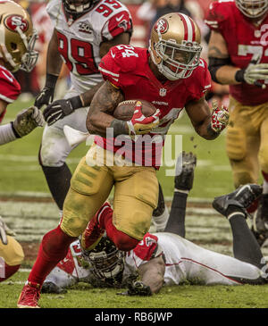 Santa Clara, California, USA. 8 Novembre, 2015. San Francisco running back Shaun Draughn (24) Domenica, Novembre 08, 2015, a Levis Stadium di Santa Clara, California. Il 49ers sconfitto i falchi 17-16. Credito: Al di Golub/ZUMA filo/Alamy Live News Foto Stock