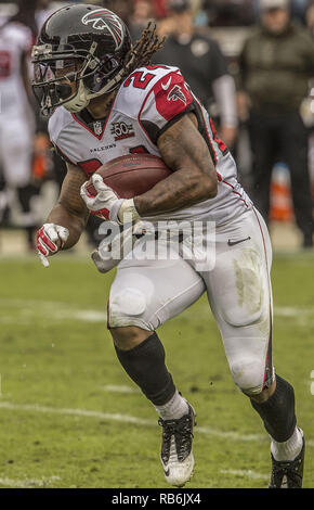 Santa Clara, California, USA. 8 Novembre, 2015. Atlanta Falcons running back Devonta Freeman (24) Domenica, Novembre 08, 2015, a Levis Stadium di Santa Clara, California. Il 49ers sconfitto i falchi 17-16. Credito: Al di Golub/ZUMA filo/Alamy Live News Foto Stock