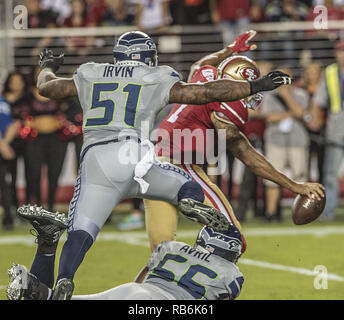 Santa Clara, California, USA. 22 ottobre, 2015. Seattle Seahawks fuori linebacker Bruce Irvin (51) e difensivo fine Cliff Avril (56) Sacco San Francisco 49ers quarterback Colin Kaepernick (7) Giovedì, 22 ottobre 2015, a Levis Stadium di Santa Clara, California. Il Seahawks sconfitto il 49ers 20-3 Credito: Al di Golub/ZUMA filo/Alamy Live News Foto Stock