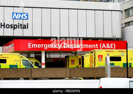 7 gennaio 2019 - Londra, Regno Unito - Le ambulanze sono visto parcheggiato al di fuori di un dipartimento di emergenza (A&E) presso l ospedale di Westminster. (Credito Immagine: © Dinendra Haria/SOPA immagini via ZUMA filo) Foto Stock