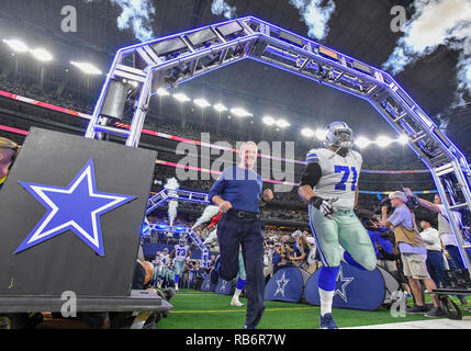 05 gennaio 2019: Dallas Cowboys head coach Jason Garrett e Dallas Cowboys offensivo affrontare la el Collins #71 entrano in campo prima della NFL Playoff Jolly partita di calcio tra i Seattle Seahawks e Dallas Cowboys di AT&T Stadium di Arlington, TX Dallas sconfitto Seattle 24-22 Albert Pena/CSM Foto Stock