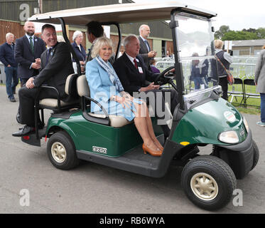 La duchessa di Cornovaglia, presidente del Sud dell'Inghilterra Visualizza corse su un golf buggy durante un tour della mostra tenutasi presso la mostra terra vicino a Southampton, Foto Stock