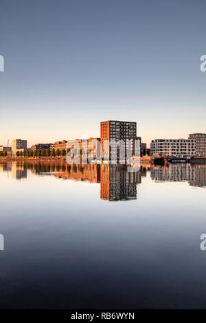 Distretto IJburg. Zona residenziale costruito su un'isola, terra recuperata dal lago chiamato IJmeer. In marina vecchie imbarcazioni da carico, oggi houseboats, Amste Foto Stock