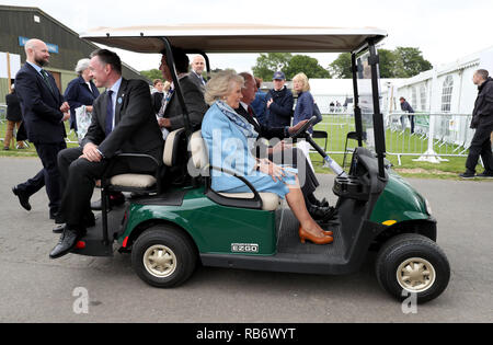 La duchessa di Cornovaglia, presidente del Sud dell'Inghilterra Visualizza corse su un golf buggy durante un tour della mostra tenutasi presso la mostra terra vicino a Southampton, Foto Stock