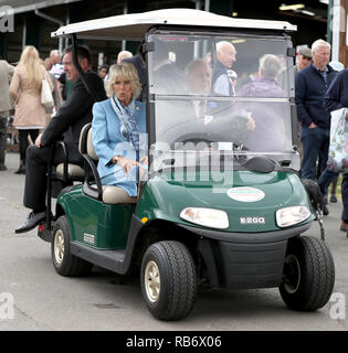 La duchessa di Cornovaglia, presidente del Sud dell'Inghilterra Visualizza corse su un golf buggy durante un tour della mostra tenutasi presso la mostra terra vicino a Southampton, Foto Stock