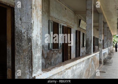 Cell-blocco A dell'ex museo di Tuol Sleng Prison, aka S-21, originariamente una scuola, ora il museo del genocidio, Phnom Penh Cambogia Foto Stock