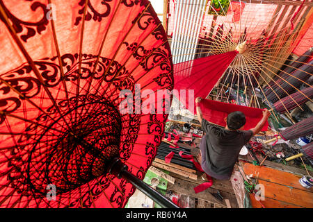 Ombrello rendendo di Pathein, Myanmar Foto Stock