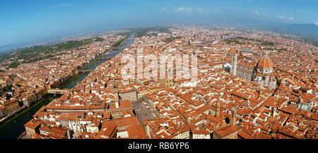 Vista aerea di Firenze, Italia, con nella luce del mattino con Ponte Vecchio. Sulla destra il Palazzo Vecchio e Cattedrale di Santa Maria del Fiore Foto Stock