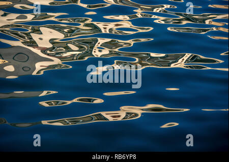 Riflessioni in acqua, Malta mediterraneo Foto Stock