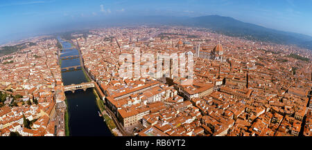 Vista aerea di Firenze, Italia, con nella luce del mattino con Ponte Vecchio. Sulla destra il Palazzo Vecchio e Cattedrale di Santa Maria del Fiore Foto Stock