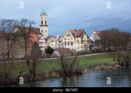 La torre della chiesa di San Andreas e St. Mang aumenta al di sopra di edifici in lo Stadtamhof sulla riva del Danubio a Regensburg, Baviera, Germania. Foto Stock