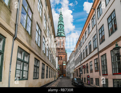 Il campanile della chiesa di St Nicholas è visto da una strada vicina a un giorno di estate in Copenhagen, Danimarca. Foto Stock