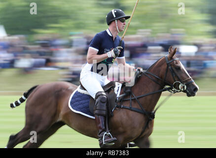 Il Duca di Cambridge gioca Polo durante la Maserati Royal carità Polo trofeo a Beauford Polo Club, Down Farm House, Westonbirt, nel Gloucestershire. Foto Stock