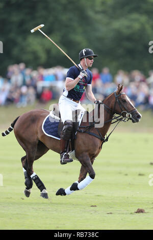 Il Duca di Cambridge gioca Polo durante la Maserati Royal carità Polo trofeo a Beauford Polo Club, Down Farm House, Westonbirt, nel Gloucestershire. Foto Stock