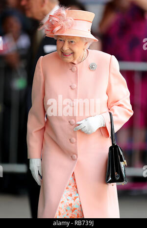 La regina Elisabetta II, arriva a Slough, stazione ferroviaria, Berkshire. Foto Stock