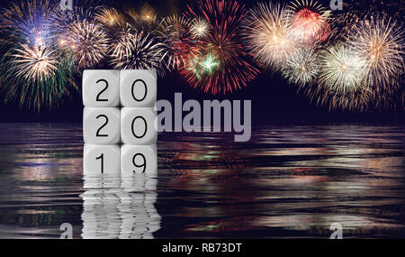 Composito di fuochi d'artificio e calendario per il 2020 Anno nuovo sfondo per le vacanze Foto Stock