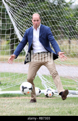 Kensington Palace 13 luglio 2017Il Duca di Cambridge, Presidente dell'Associazione calcio gioca in obiettivo come egli si unisce l'Inghilterra le donne della squadra di calcio. Foto Stock