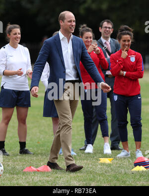 Kensington Palace 13 luglio 2017Il Duca di Cambridge, Presidente dell'Associazione calcio gioca in obiettivo come egli si unisce l'Inghilterra le donne della squadra di calcio. Foto Stock