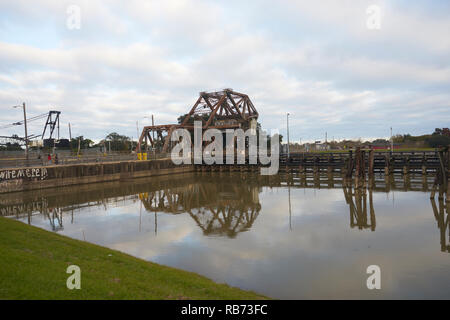 Fiume Mississippi e San Claude Avenue Bridge, New Orleans, in Louisiana. Foto Stock