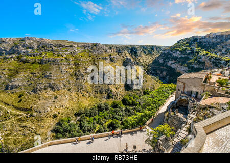 Le ripide scogliere, grotte, sassi e canyon della antica città di Matera, Italia, preso dalla Madonna de Idris chiesa nella regione Basilicata. Foto Stock