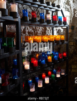 Candele in grotta mariana, Nostra Signora di Guadalupe Cappella, New Orleans, in Louisiana. Foto Stock