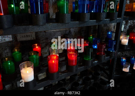 Candele in grotta mariana, Nostra Signora di Guadalupe Cappella, New Orleans, in Louisiana. Foto Stock