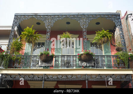 Seconda storia balcone coperto, quartiere francese, New Orleans, in Louisiana. Foto Stock