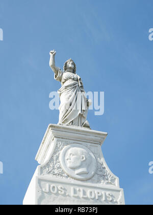 Statua sulla parte superiore dell'oggetto contrassegnato per la rimozione definitiva, St. Louis cimitero, New Orleans, in Louisiana. Foto Stock