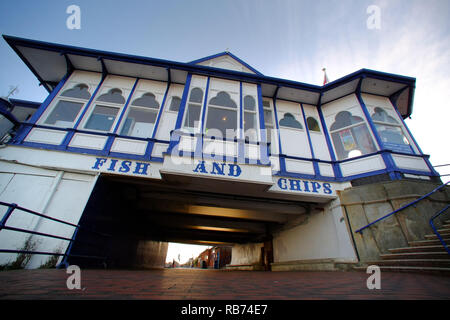 Pesce e chip shop sul lungomare di Eastbourne, East Sussex, Regno Unito Foto Stock