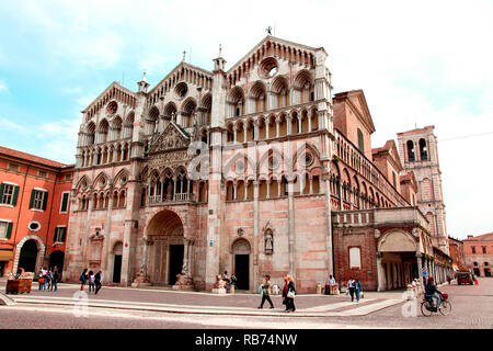 La facciata del Duomo di Ferrara. Foto Stock