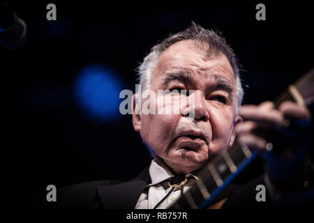 John Prine, il paese americano/folk cantante, musicista e cantautore, esegue un concerto dal vivo presso il Danish folk, blues e il festival della musica country Tønder Festival 2015. Danimarca, 30/08 2015. Ad eccezione della Danimarca. Foto Stock