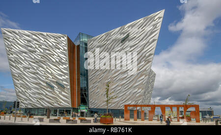 Titanic Building Belfast - vista panoramica del moderno centro visitatori di Belfast. Persone al di fuori del Titanic Belfast in una giornata di sole. Foto Stock