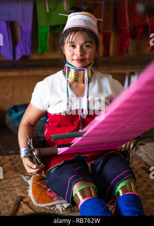 La ragazza da Kayan tribù di seta da cucire in Lago Inle, Myanmar Foto Stock