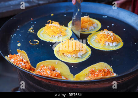 Deliziosa strada Thai dessert, Kanom Buang, Tailandese frittelle croccanti o Thai crêpe con varietà di farciture come bianco e dolce crema pasticcera e golden Foto Stock